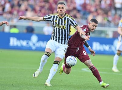 Arnaldo Antonio Sanabria intenta superar la marca de Filip Kostic.