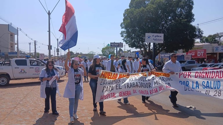 Esta imagen corresponde a la medida de protesta que se desarrolla en Santa Rosa del Aguaray por los médicos de la zona