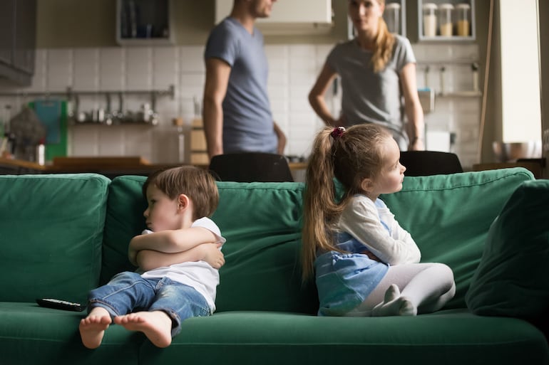 Concepto de pelas entre hermanos.