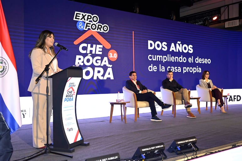 Los principales anfitriones de la inauguración de la Expo & Foro Che Róga Porã 3.0 en el Centro Cultural del Puerto de Asunción son el presidente de la República, Santiago Peña, el ministro de Urbanismo, Vivienda y Hábitat (MUVH), Juan Carlos Baruja, y la presidenta de la Agencia Financiera de Desarrollo (AFD), Stella Guillén