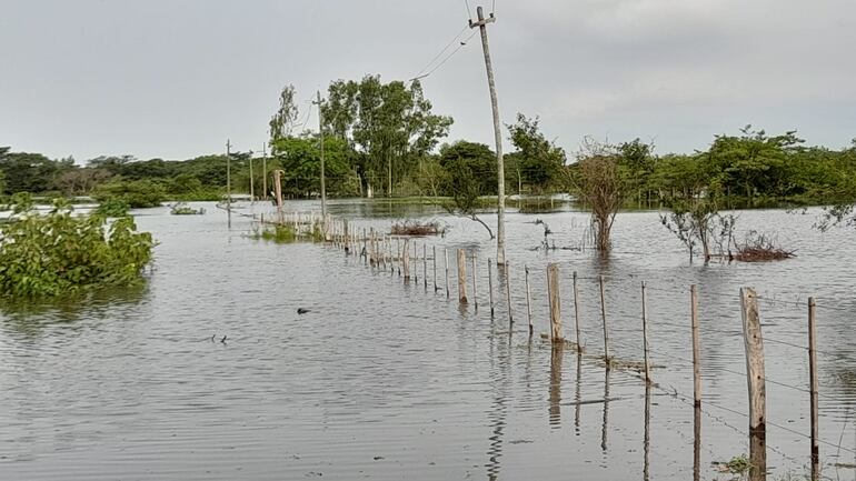 Debido al cierre de las compuertas de la estación de control ubicado sobre el arroyo Ñeembucú, las aguas se desbordaron y comenzaron a inundar las calles y campos de cultivos de los pobladores de Valle Apu´a, Yataity  y Medina.
