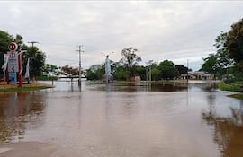 Las aguas del río Paraná avanza sin pausa y ya ingresó en la zona urbana de Cerrito.