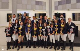 Los campeones y vicecampeones de la 2ª Etapa del Ranking de Salto de la Federación de Deportes Ecuestres del Paraguay presentan sus trofeos.
