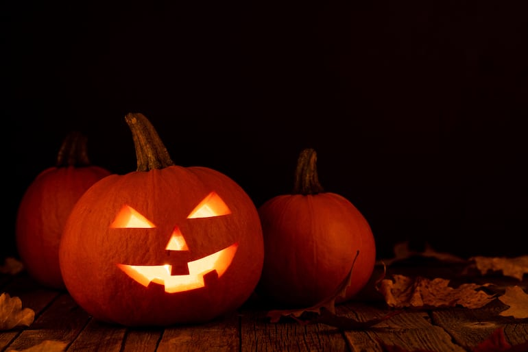 Cortar una calabaza de Halloween.