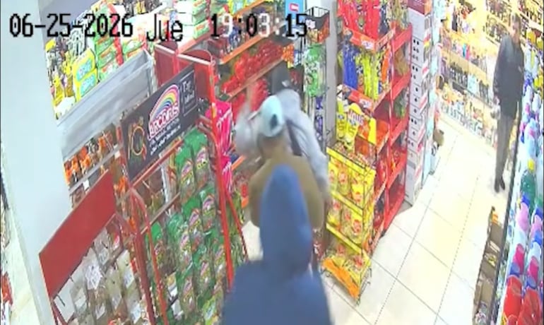 Los desconocidos reducen a la víctima y lo sacan a punta de pistola del supermercado.