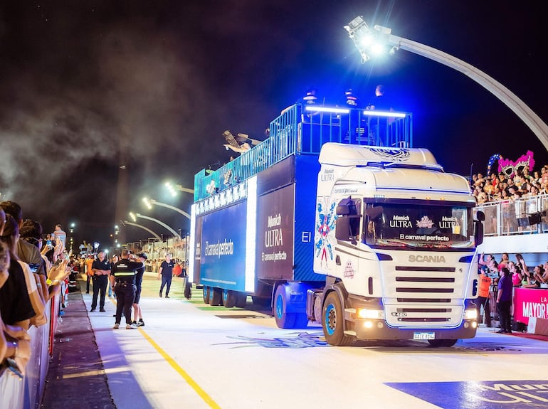 El trío eléctrico de Munich Ultra, importado especialmente, se roba todas las miradas en el sambódromo de Encarnación.