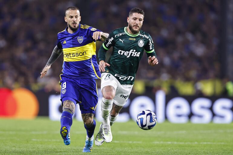 Darío Benedetto (i), jugador de Boca Juniors, disputa un balón con Endrick, futbolista de Palmeiras, en un partido de las semifinales de la Copa Libertadores en el estadio La Bombonera, en Buenos Aires, Argentina.