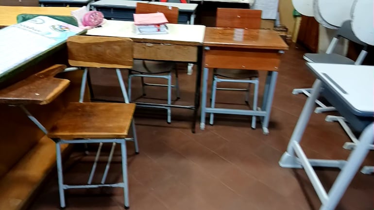 Con muebles antiguos están paliando el faltante de mobiliario en la escuela General Andrés Rodríguez de San Juan Bautista, Misiones.