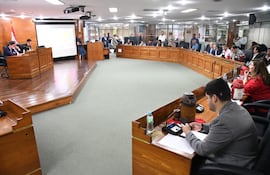 Pleno de la Junta Municipal de Asunción, en su sesión de ayer, miércoles, cuando le aprobaron al intendente, Luis Bello (ANR-HC), un polémico acuerdo con OPACI.