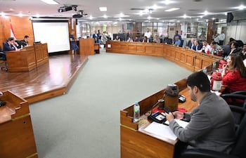 Pleno de la Junta Municipal de Asunción, en su sesión de ayer, miércoles, cuando le aprobaron al intendente, Luis Bello (ANR-HC), un polémico acuerdo con OPACI.
