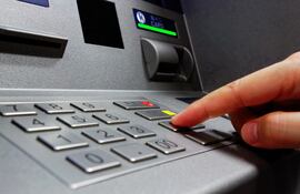 Una persona opera un cajero automático.