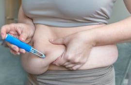 Mujer se aplica medicamento para adelgazar, medicamentos GLP-1, tirzepatida, Ozempic, etc.