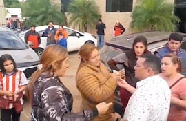vdb Captura de pantalla del video viralizado en la que se ve a una mujer con varias cédulas de identidad en la mano.