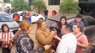 vdb Captura de pantalla del video viralizado en la que se ve a una mujer con varias cédulas de identidad en la mano.
