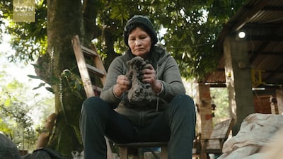 Carolina Noguera, artesana de la compañía 21 de Julio de Tobatí, mantiene viva con sus manos una tradición alfarera transmitida de generación en generación.
