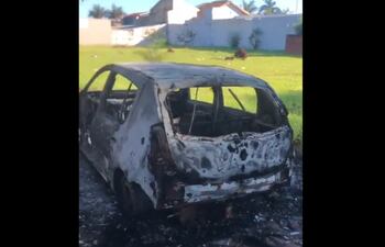 El vehículo incinerado fue hallado en el barrio Jardín Aurora de Pedro Juan Caballero.