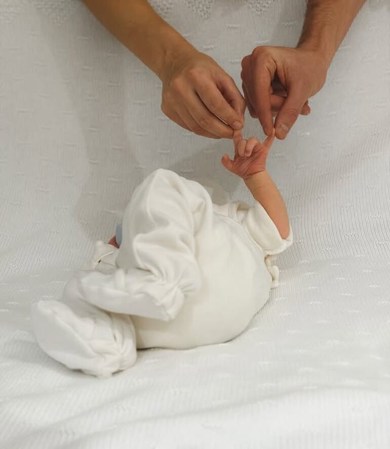 Con esta tierna postal, Emilia Ferrero y Julián Álvarez presentaron a Amadeo. (Instagram/Julián Álvarez)