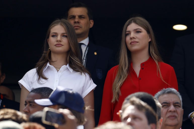 ¡Hermosas y fanáticas de "La Roja"! La princesa Leonor y la infanta Sofia. (EFE/EPA/WILL OLIVER)