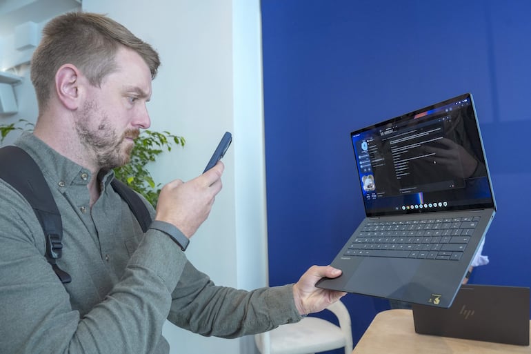 Fotografía del 15 septiembre de 2026 que muestra a una persona sosteniendo el Googlebook.
