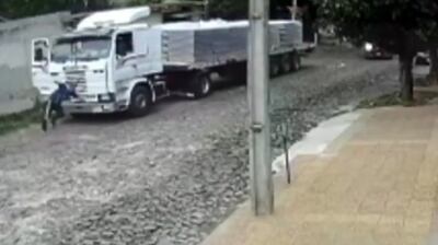 Momento en el que el camión se va para atrás y el chofer corre para intentar subir y detener su marcha.