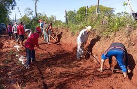 Vecinos reparan camino vecinal en la compañía Cerro Icé de Acahay.