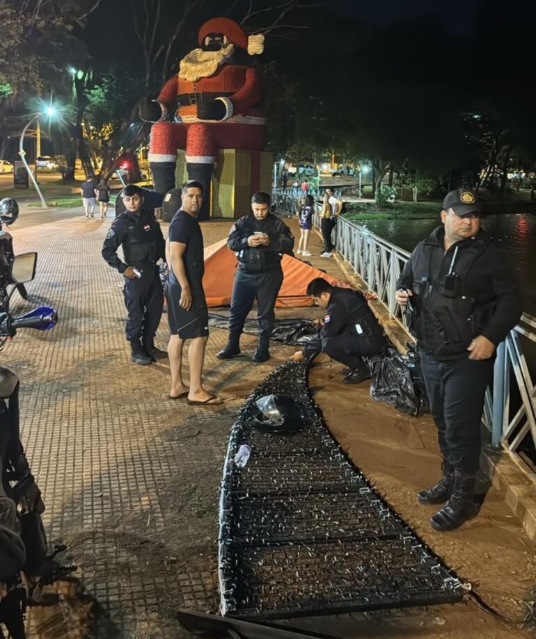 Funcionarios municipales trabajan en la reparación de las estructuras dañadas tras los actos vandálicos.