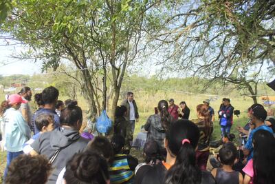 Reunión entre el intendente Magín Benítez (PLRA) y ocupantes de un terreno municipal.