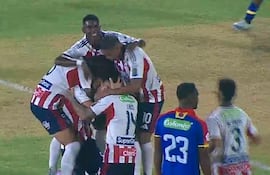 Los jugadores de Junior de Barranquilla, celebran un gol en el partido frente a Deportivo Pasto por la última fecha de la primera etapa del torneo Apertura 2026 de la Primera A de Colombia.
