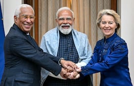 El primer ministro de la India, Narendra Modi (C) junto a la presidenta de la Comisión Europea, Úrsula von der Leyen (d) y el presidente de Consejo Europeo, Antonio Costa.