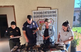 Los intervinientes muestran las armas y partes que incautaron en un allanamiento en Ypejhú, Canindeyú.