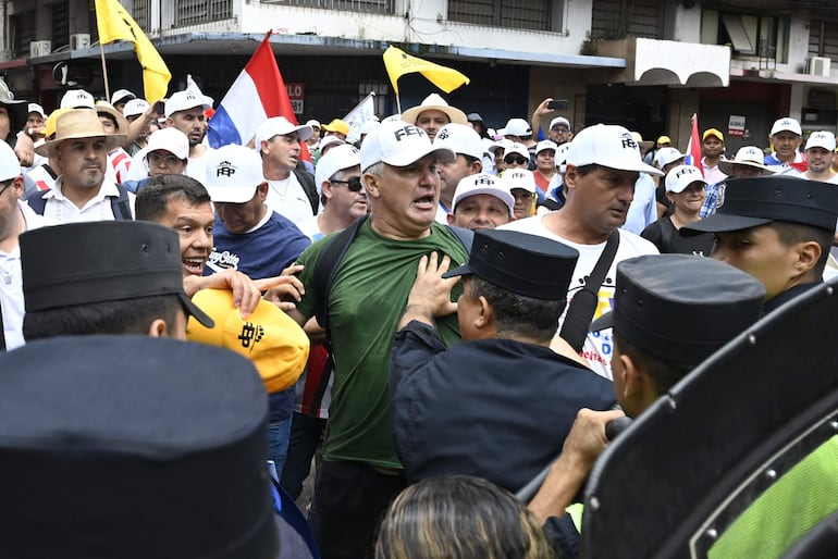 Docentes y policías forcejearon sobre Oliva y 15 de Agosto. El único incidente ocurrido durante la manifestación.