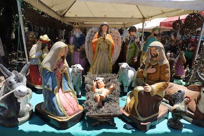 Pesebre de barro de Noborigama y otros estilos en la avenida central de Areguá. 