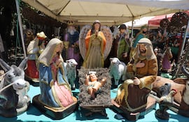 Pesebre de barro de Noborigama y otros estilos en la avenida central de Areguá.