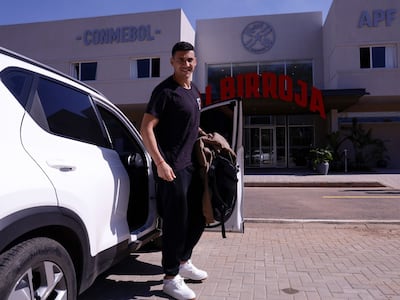El zaguero central del Gremio de Porto Alegre, Fabián Cornelio Balbuena González (34 años), en su llegada al Centro de Alto Rendimiento de Ypané para sumarse a la disciplina de la selección paraguaya de fútbol.