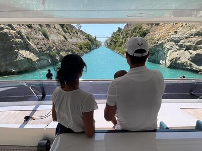 Rafael Nadal con su esposa Mery Perelló y su pequeño hijo Rafa paseando por el Mediterráneo.