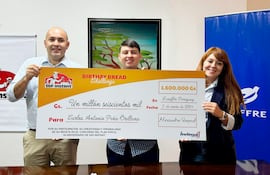 Carlos Peña Orellana recibió un premio como uno de los ganadores de “Saf-instant 50th Birthday Bread Challenge” de Lesaffre.
