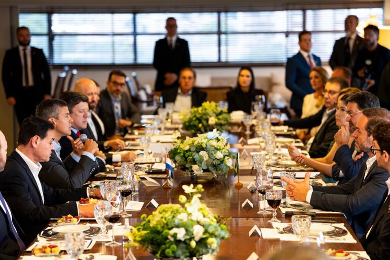 Santiago Peña en reunión con empresarios brasileños, en el marco de su visita oficial por la COP15.