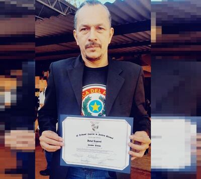 Rafael Esquivel, alias Mbururú con su certificado de proclamación de Senador Nacional.