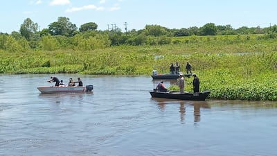 Buzos de la Fuerza de Operaciones Especiales (FOPE) de la Policía Nacional, se lanzaron al arroyo Ñeembucú, en el sector de Barrio Obrero, ampliando la búsqueda del menor desaparecido.