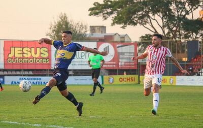 El experimentado Miguel Paniagua anticipa al delantero "rayadito" Jorge Ortega. (Foto: APF)