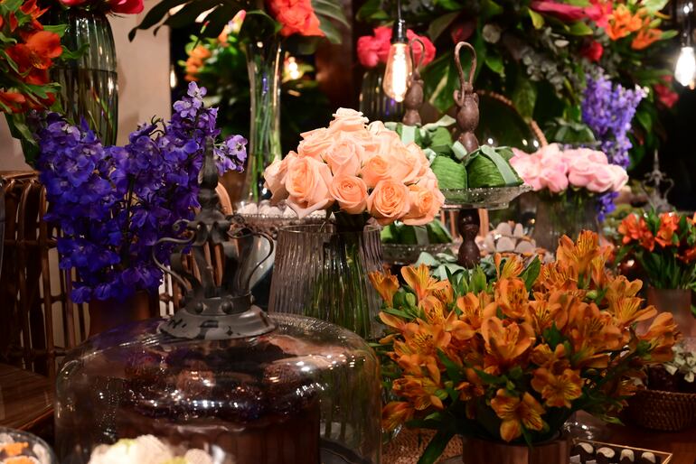 Flores naturales en jarrones de todos los tamaños.