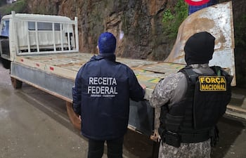 El camión incautado cuando pretendía cruzar la frontera con marihuana prensada.