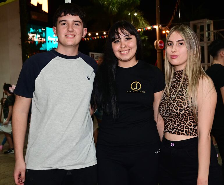 Sebastián Basiluk, Analía Jara y Luna Balbuena.