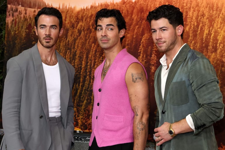 Kevin Jonas, Joe Jonas y Nick Jonas en el estreno de "Camp Rock 3" en Los Ángeles, California. (VALERIE MACON / AFP)
