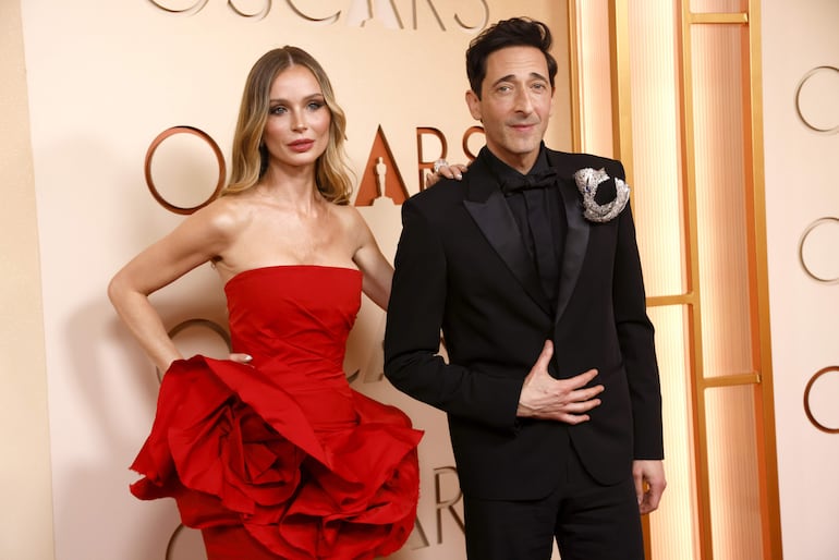 ¡Siemore juntos! Adrien Brody y Georgina Chapman llegando a la 98.ª ceremonia anual de los Premios Óscar. (EFE/EPA/JILL CONNELLY)

