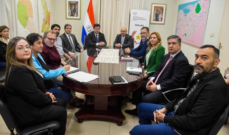 Autoridades del Ministerio de Salud Pública se reunieron con gremios del Hospital Nacional de Itauguá.