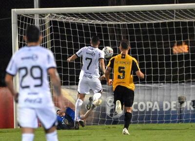 Hugo Fernández (7), futbolista de Olimpia, define una jugada en el partido contra Guaraní por el torneo Clausura 2023 del fútbol paraguayo en el estadio Rogelio Silvino Livieres, en Asunción.