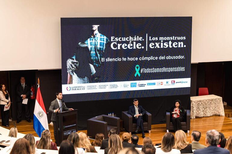 Walter Gutiérrez y Carolina Llanes en audiencia, discutiendo temas de abuso, Santiago Peña Palacios los observa mientras habla.