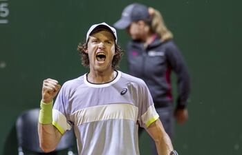El chileno Nicolás Jarry conquistó el título en el ATP 250 de Ginebra, al vencer ayer al búlgaro Grigor Dimitrov. EFE
