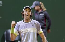 El chileno Nicolás Jarry conquistó el título en el ATP 250 de Ginebra, al vencer ayer al búlgaro Grigor Dimitrov. EFE